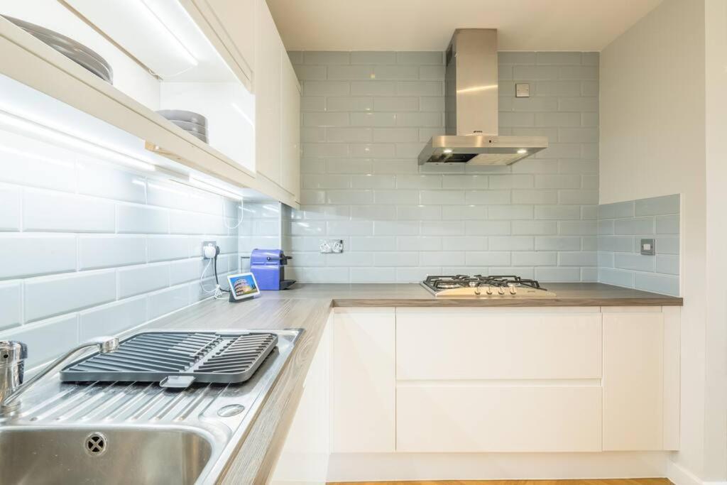 Executive 2Br Apartment Next To Station + Parking Кембридж Екстер'єр фото