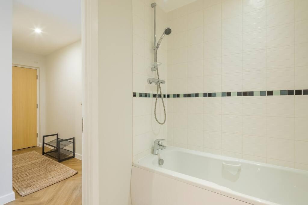 Executive 2Br Apartment Next To Station + Parking Кембридж Екстер'єр фото